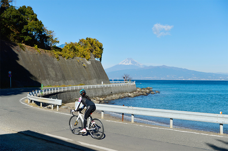 駿河湾越しに富士山を望むサイクリングコース