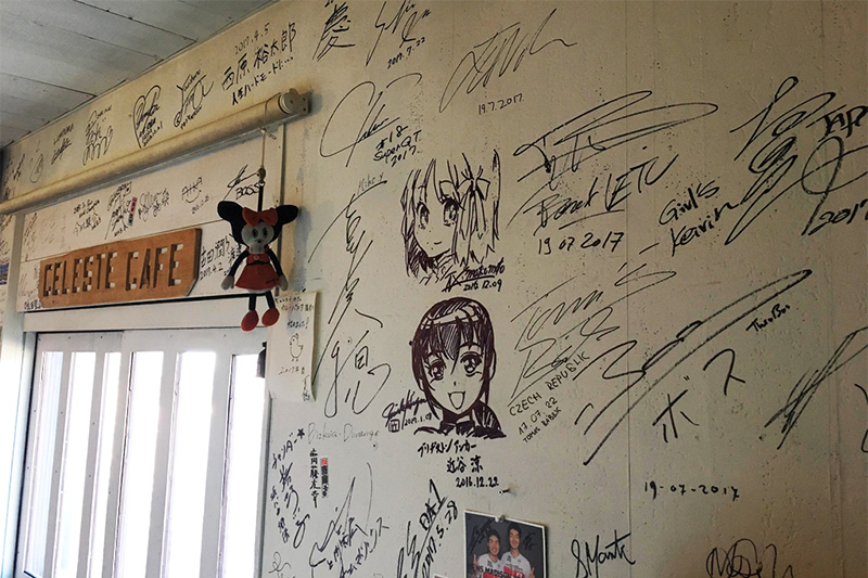 カフェに立ち寄った選手たちのサインが所狭しと書かれた壁