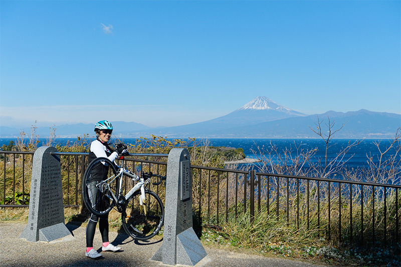 「富士山ビュースポット西浦江梨」。石材で作られたサイクルラックにびっくり！ 富士山の手前に駿河湾に約1km突き出した半島「大瀬崎」が見える