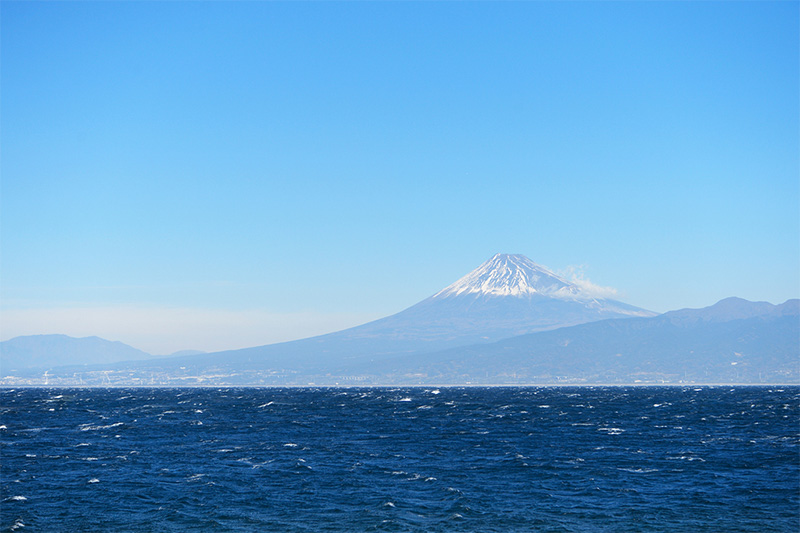 大瀬崎の突端から眺める富士山。海面からそそり立つ富士山の姿はここでしか見られない絶景