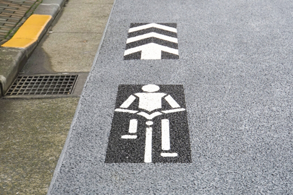 自転車通勤で困らない正しい交通ルールと対処法 2 路面標示の意味と自転車の走り方 Enjoy Sports Bicycle