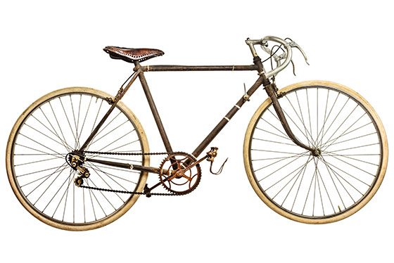 フランスの街中では自転車も年代物が多く走ってる Enjoy Sports Bicycle