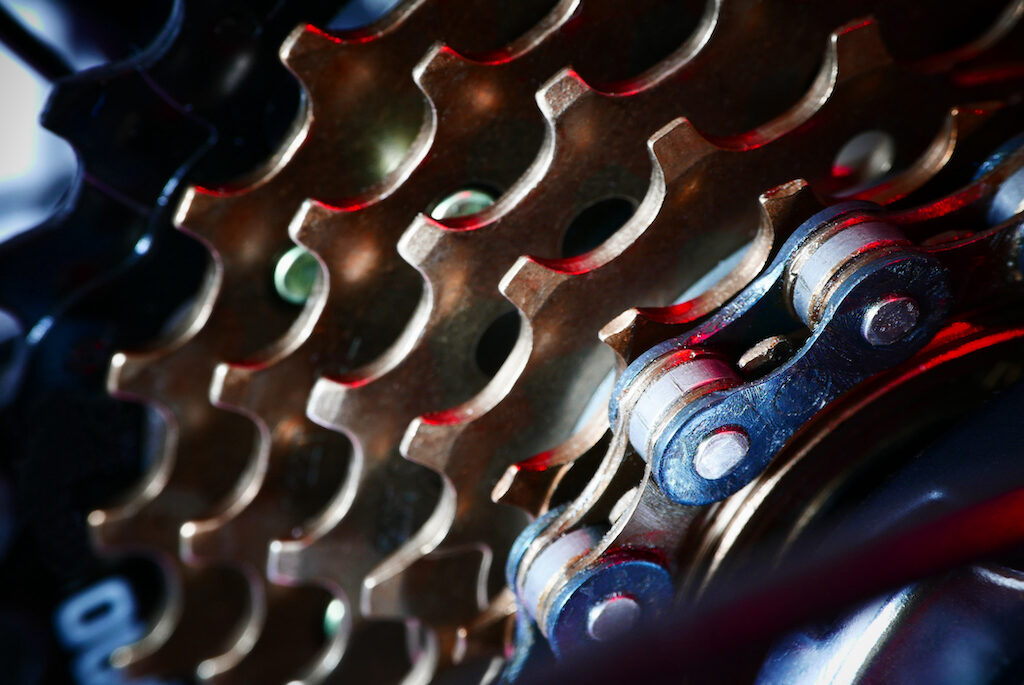 レースではミドルグレード以上のコンポーネントが推奨されますが、なぜでしょうか? ENJOY SPORTS BICYCLE