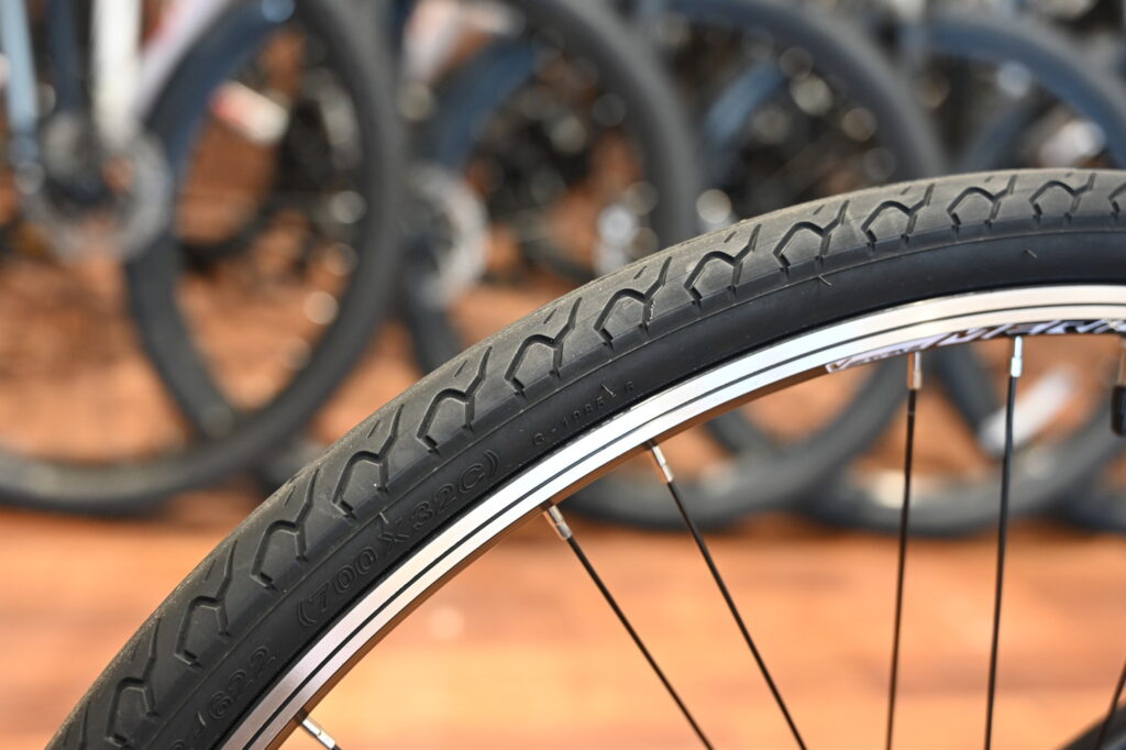 クロスバイク　前後のタイヤ交換済み クロスバイク 前後のタイヤ交換済み